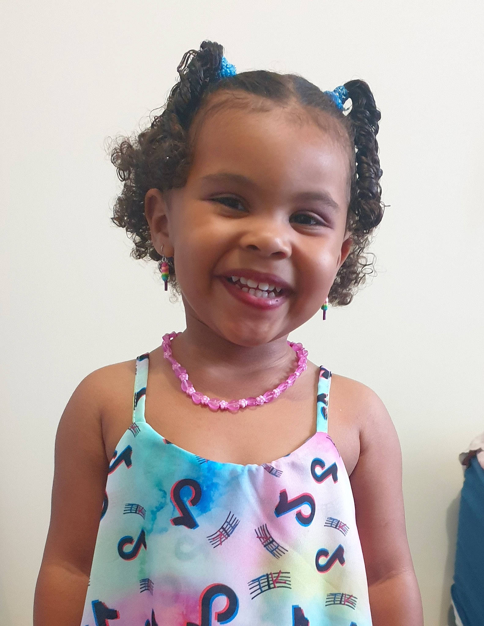 Ynaia a rejoint le concours — aidez-le/la à gagner de superbes lots ! black_hair, child, ear, face, fashion_accessory, forehead, hair, hair_accessory, hairstyle, happy, head, joy, neck, person, skin, smile, toddler