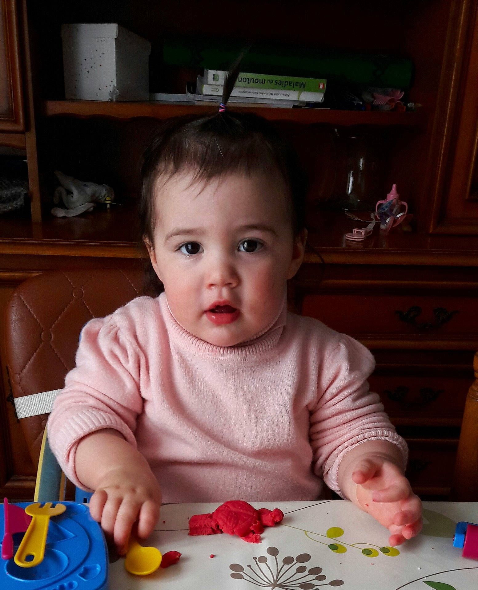 Clarence participe au concours pour gagner de l'argent avec cette photo : child, eating, human_positions, infant, organ, person, play, skin, sweetness, toddler