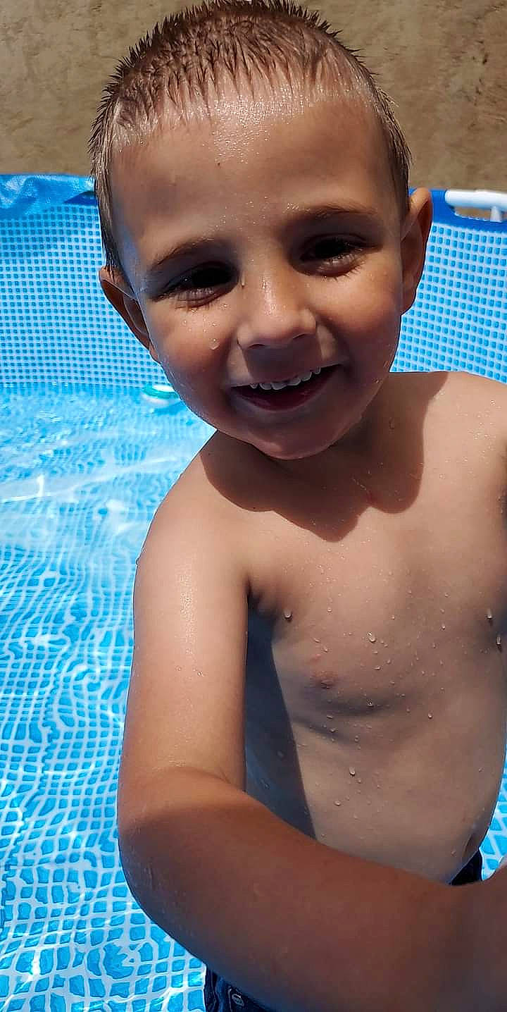 Thiago a rejoint le concours — aidez-le/la à gagner de superbes lots ! arm, blue, cheek, chin, eyebrow, eyelash, facial_expression, happy, head, human_body, jaw, joint, joy, lip, mouth, muscle, neck, nose, person, shoulder