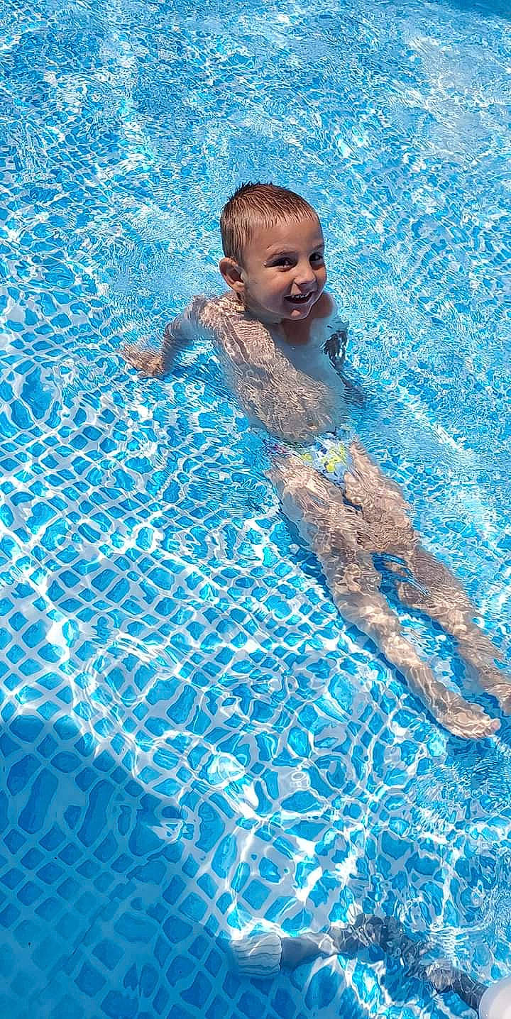 Thiago participe au concours pour gagner de l'argent avec cette photo : aqua, azure, bathing, blue, child, electric_blue, fun, happy, joy, leisure, nonbuilding_structure, pattern, person, recreation, smile, sports, swimmer, swimming_pool, toddler, water