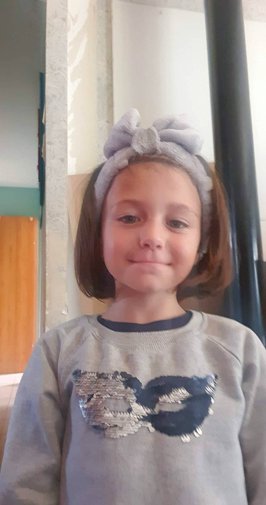 Emilie participe au concours pour gagner de l'argent avec cette photo : baby_toddler_clothing, beauty, cheek, cool, electric_blue, eyebrow, eyelash, happy, head, headband, headpiece, iris, jaw, joy, neck, pattern, person, shoulder, sleeve, smile