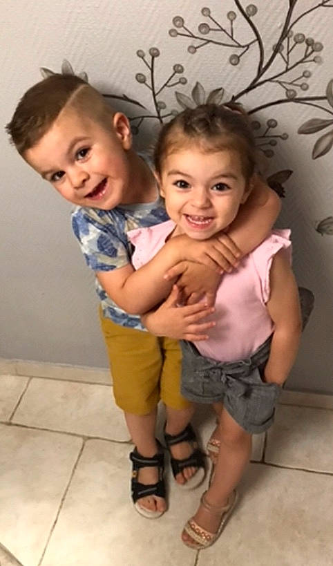 Anissa a rejoint le concours — aidez-le/la à gagner de superbes lots ! child, facial_expression, flash_photography, flooring, footwear, fun, gesture, hairstyle, hand, happy, human_body, iris, joy, leg, organ, person, sandal, shorts, shoulder, skin