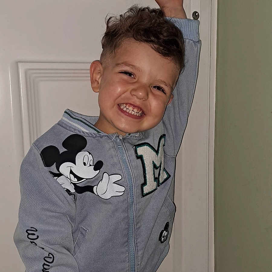 Sohan participe au concours pour gagner de l'argent avec cette photo : bodypart, boy, child, clothing, coat, door, face, happy, head, jacket, knitwear, male, mouth, pants, person, photography, portrait, smile, t_shirt, teeth