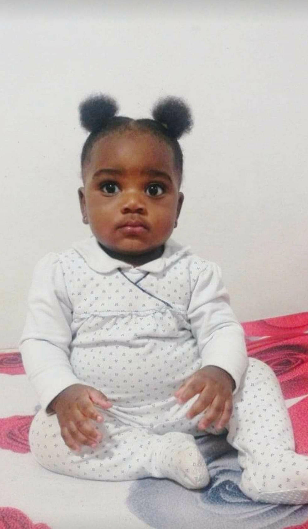 Esther a rejoint le concours — aidez-le/la à gagner de superbes lots ! baby, baby_toddler_clothing, cheek, child, comfort, eye, face, flooring, fur, happy, head, linens, nose, pattern, person, portrait_photography, sitting, skin, sleeve, textile