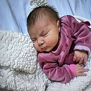 Villeneuve a rejoint le concours — aidez-le/la à gagner de superbes lots ! newborn, baby, sleeping, blanket, purple_clothing, infant, bed, soft_texture, peaceful, closeup, indoor, child, resting, cute, portrait, young, cozy, warm, small_hands, relaxed