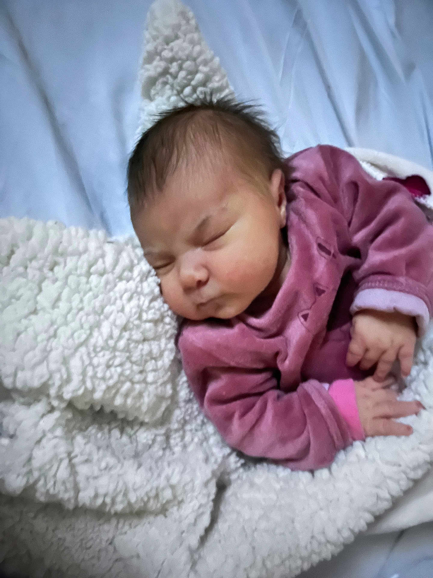 Villeneuve a rejoint le concours — aidez-le/la à gagner de superbes lots ! newborn, baby, sleeping, blanket, purple_clothing, infant, bed, soft_texture, peaceful, closeup, indoor, child, resting, cute, portrait, young, cozy, warm, small_hands, relaxed