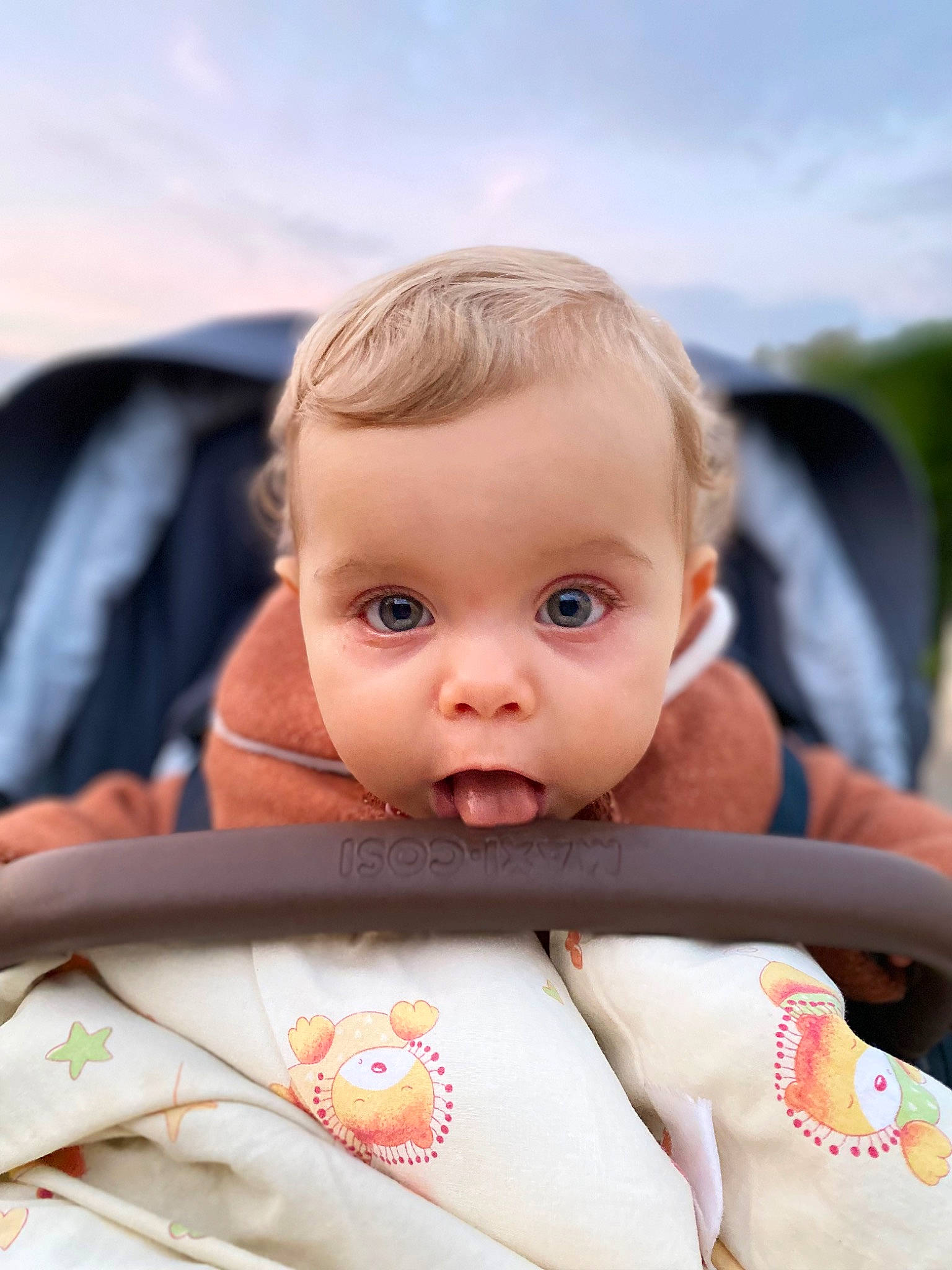 Margaux a rejoint le concours — aidez-le/la à gagner de superbes lots ! baby, baby_carriage, baby_carrier, baby_products, baby_toddler_clothing, bib, cheek, chest, child, cloud, face, happy, head, human_body, iris, lifejacket, person, sitting, skin, sky