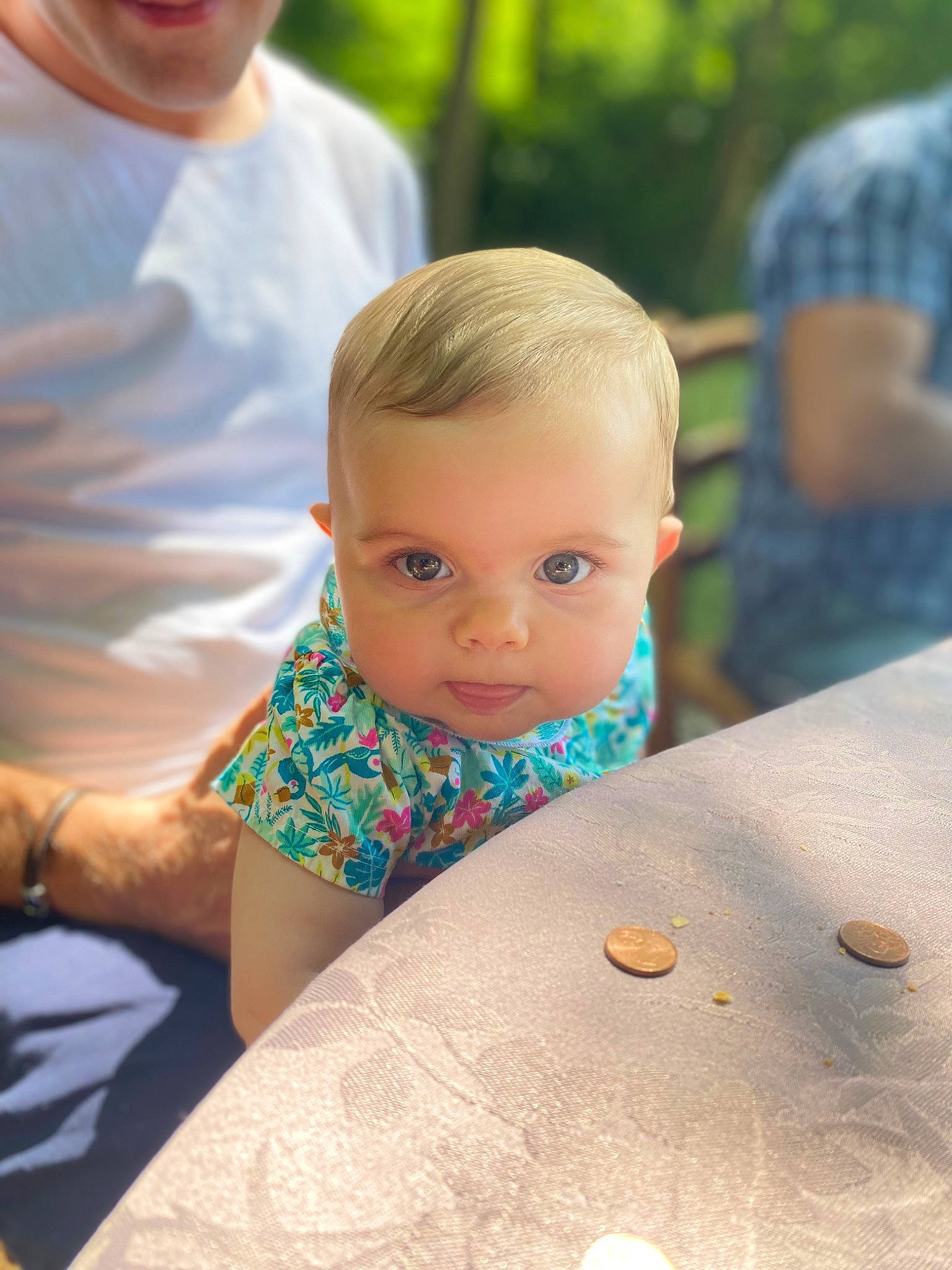 Margaux participe au concours pour gagner de l'argent avec cette photo : baby, child, flooring, fun, grass, happy, leisure, people, people_in_nature, person, play, recreation, sitting, soil, summer, t_shirt, toddler, tree, vacation, watch