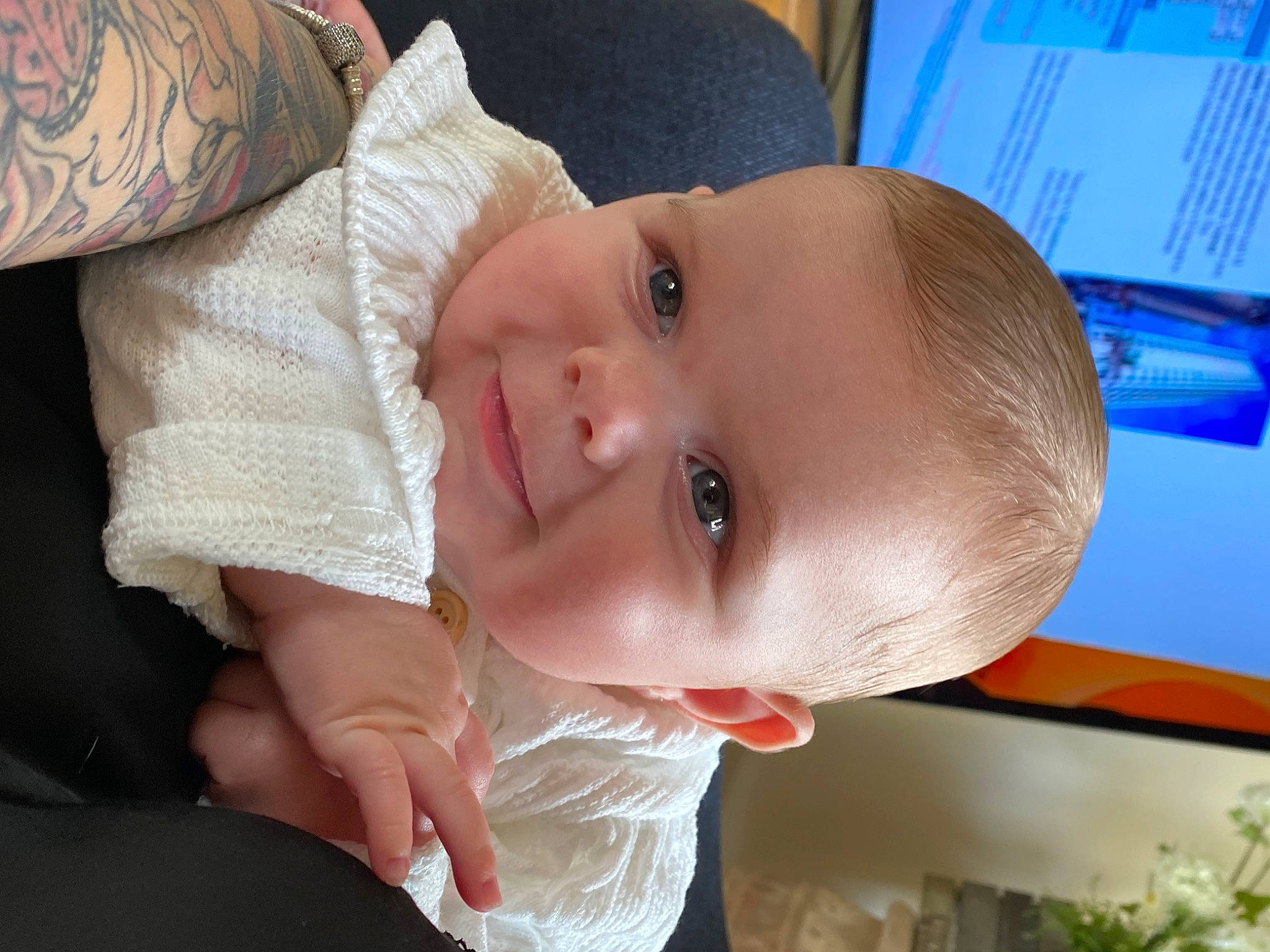 Margaux a rejoint le concours — aidez-le/la à gagner de superbes lots ! baby, baby_toddler_clothing, cheek, child, chin, eye, eyebrow, facial_expression, finger, hat, head, human_body, iris, joy, lip, mouth, nose, person, skin, sleeve