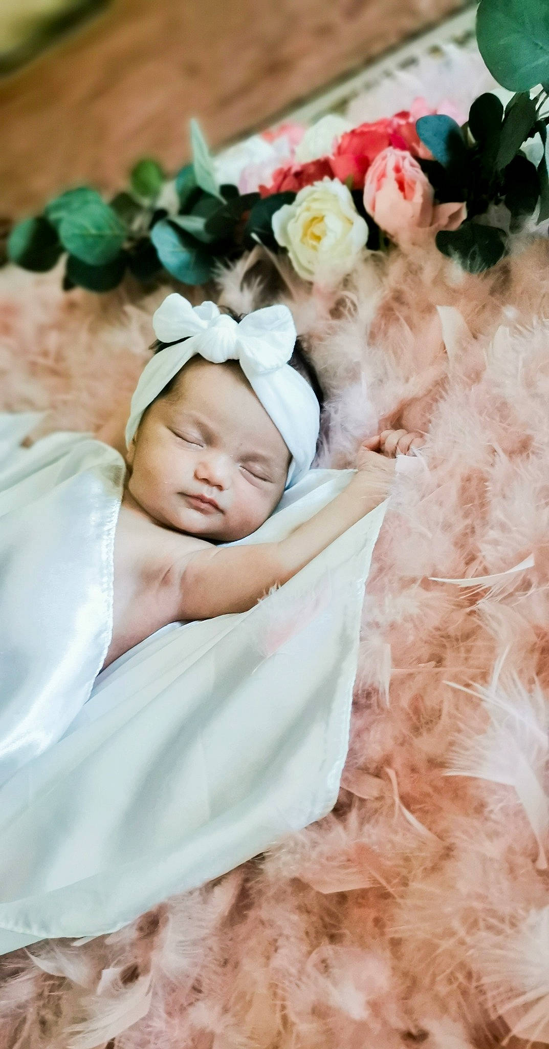 Thalia participe au concours pour gagner de l'argent avec cette photo : baby, baby_toddler_clothing, child, fashion_accessory, flower, grass, hair_accessory, happy, hat, headgear, headpiece, headwear, pattern, peach, people_in_nature, person, petal, pink, plant, rose