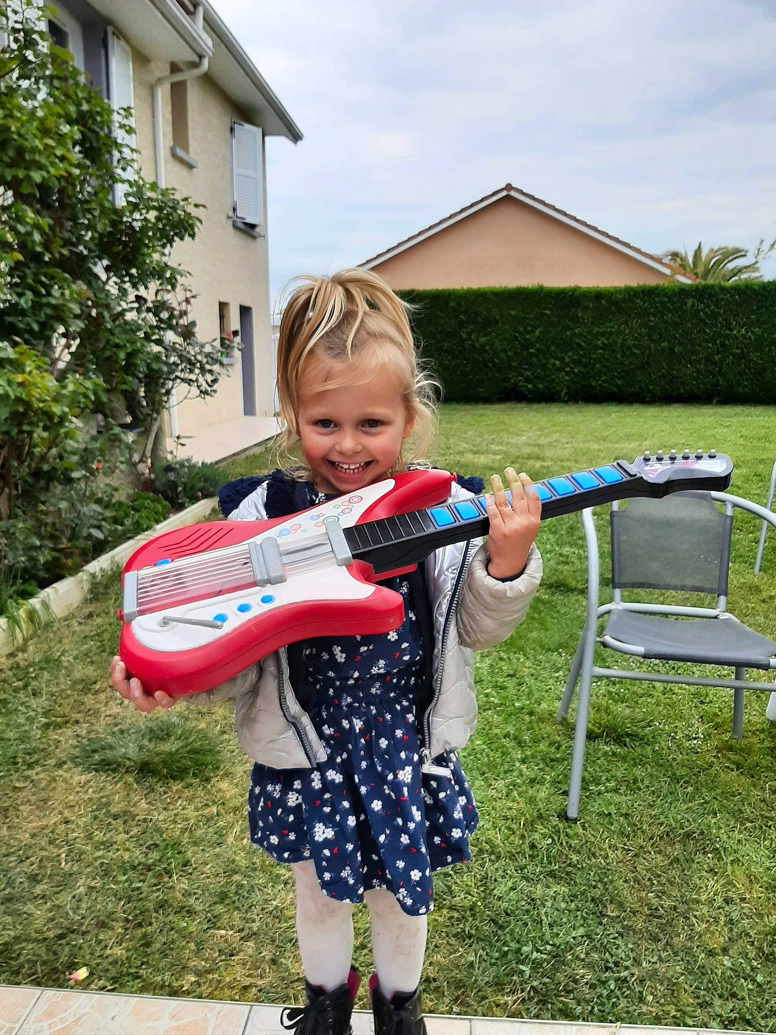 Cassidy a rejoint le concours — aidez-le/la à gagner de superbes lots ! child, city, cloud, event, fun, grass, joy, leisure, musical_instrument, outdoor_furniture, person, plant, play, recreation, sitting, sky, t_shirt, toddler, tree, vacation
