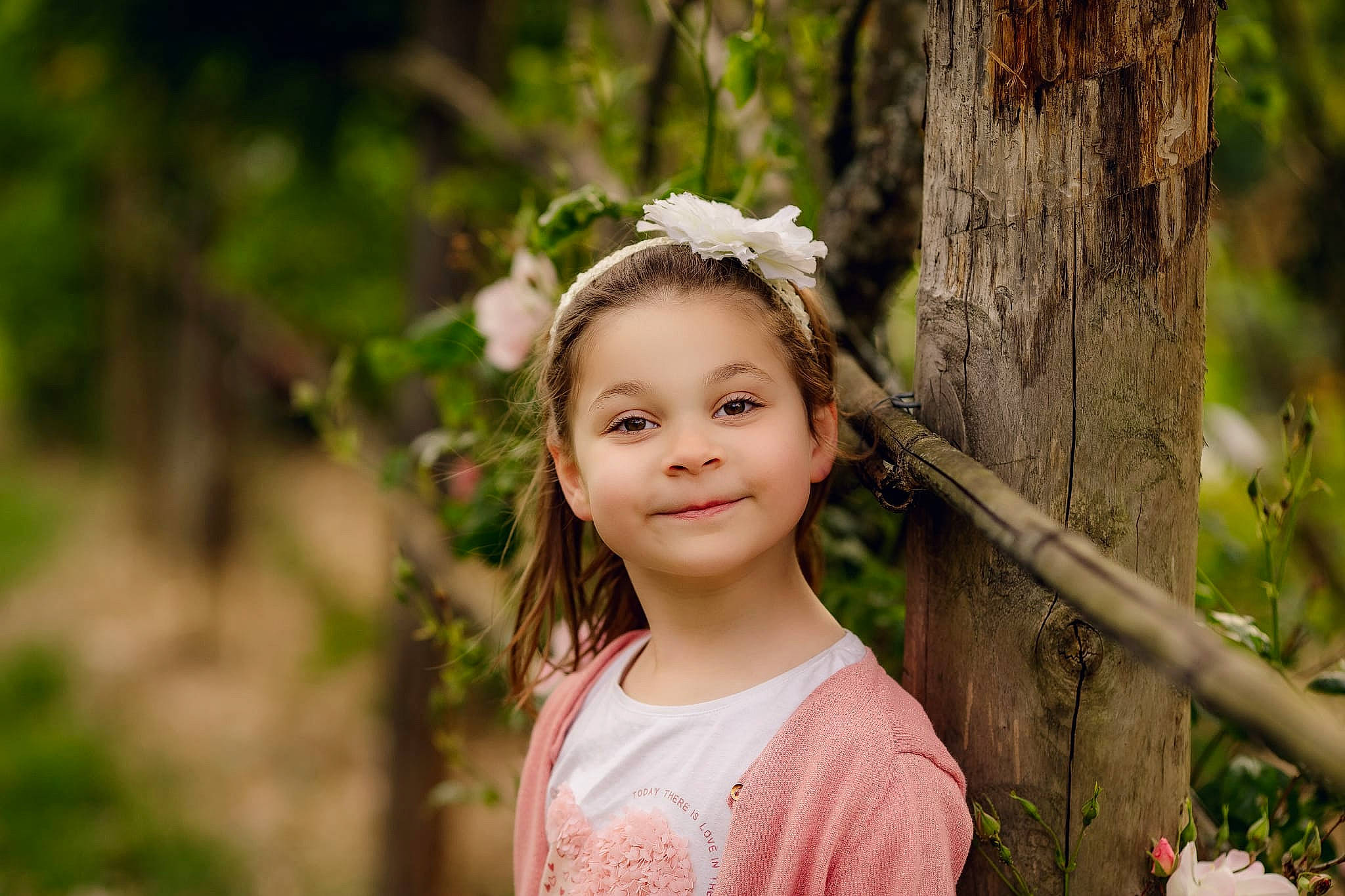 Amy participe au concours pour gagner de l'argent avec cette photo : branch, flash_photography, forest, fun, grass, hair_accessory, happy, headband, headpiece, jewellery, joy, leaf, leisure, people_in_nature, person, plant, smile, toddler, tree, trunk
