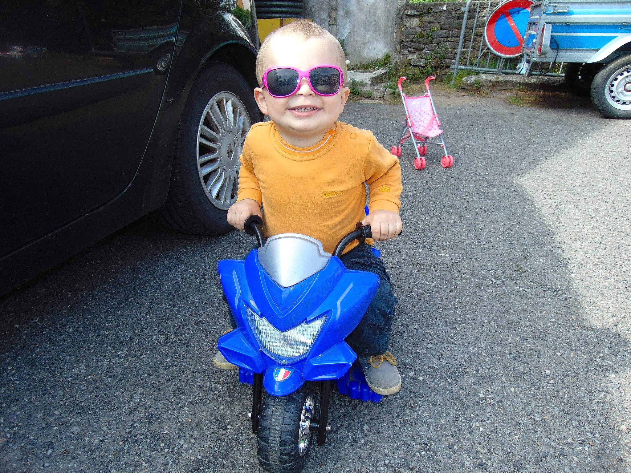 Gaël participe au concours pour gagner de l'argent avec cette photo : auto_part, car, child, glasses, motorcycle, person, smile, toddler, vacation, vehicle
