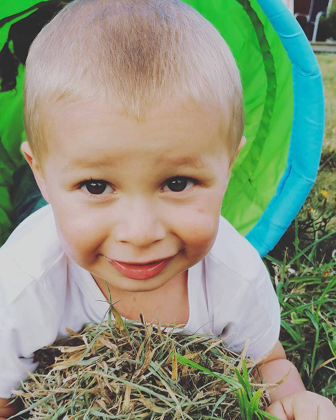 Gaël participe au concours pour gagner de l'argent avec cette photo : adaptation, baby, cheek, child, chin, eye, face, facial_expression, forehead, grass, happy, head, joy, lip, nose, organism, person, plant, portrait, skin