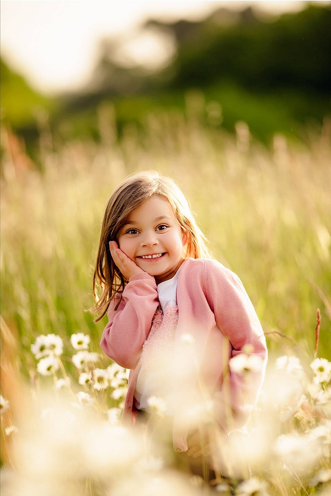 Amy a rejoint le concours — aidez-le/la à gagner de superbes lots ! brown_hair, child, flash_photography, fun, gesture, grass, grassland, happy, joy, leisure, meadow, natural_landscape, people_in_nature, person, petal, plant, prairie, sitting, smile, sunlight