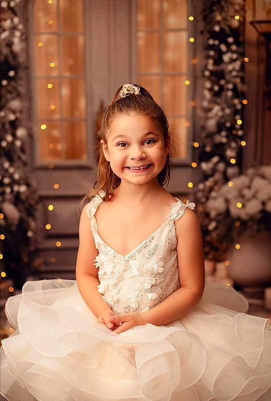 Amy participe au concours pour gagner de l'argent avec cette photo : bridal_clothing, bridal_party_dress, dress, eye, facial_expression, fashion, flash_photography, fun, gown, hair, hairstyle, happy, headpiece, iris, joy, person, photograph, shoulder, smile, standing