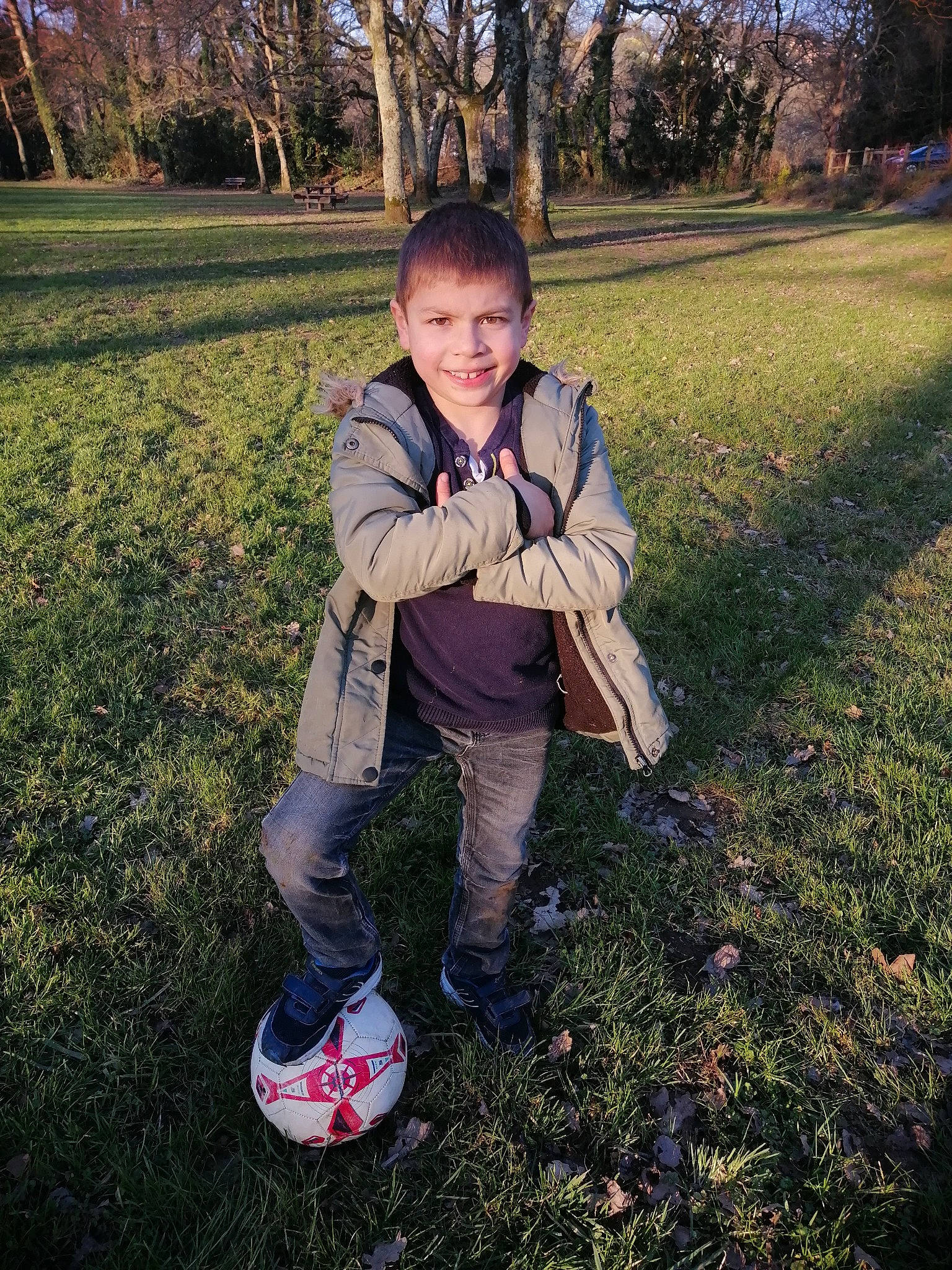 Mathieu participe au concours pour gagner de l'argent avec cette photo : ball, cool, flash_photography, fun, grass, grass_family, grassland, happy, joy, lawn, morning, natural_environment, nature, people_in_nature, person, plant, smile, sneakers, standing, sunlight