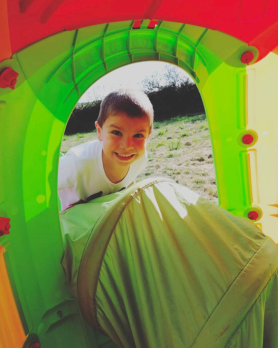 Mathieu a rejoint le concours — aidez-le/la à gagner de superbes lots ! architecture, fun, green, joy, person, tent