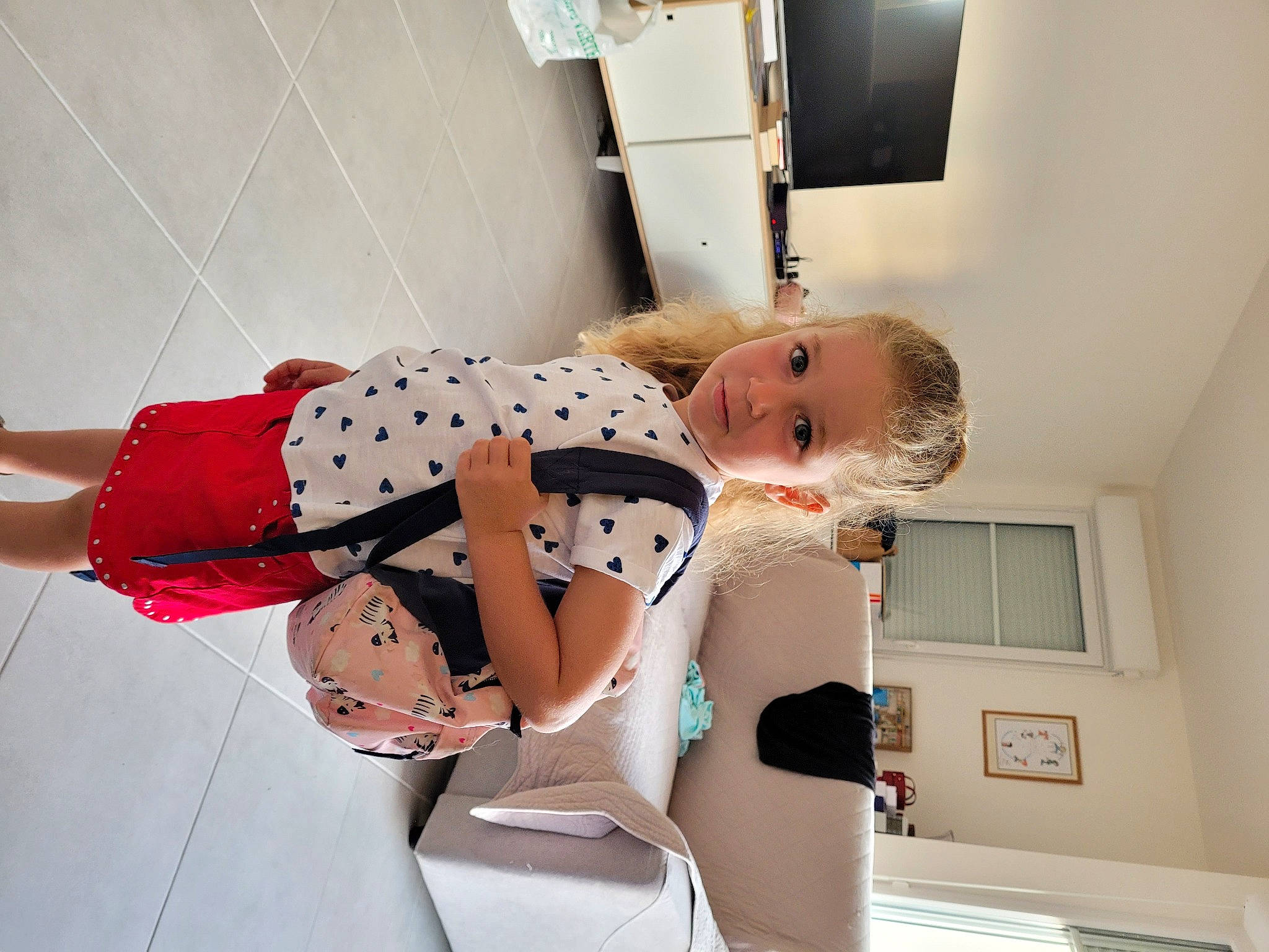 Gwenaëlle participe au concours pour gagner de l'argent avec cette photo : abdomen, carmine, comfort, elbow, fashion_design, fetish_model, flesh, flooring, human_leg, knee, navel, pattern, person, room, sitting, sportswear, stomach, thigh, trunk, waist