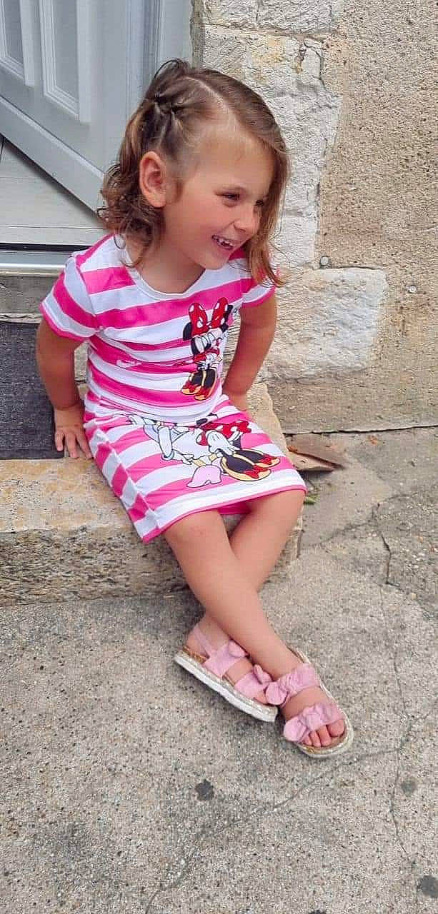 Yasmin participe au concours pour gagner de l'argent avec cette photo : chin, eye, foot, hair, happy, joint, joy, knee, leg, neck, person, pink, sandal, skin, sleeve, smile, street_fashion, summer, thigh, toddler