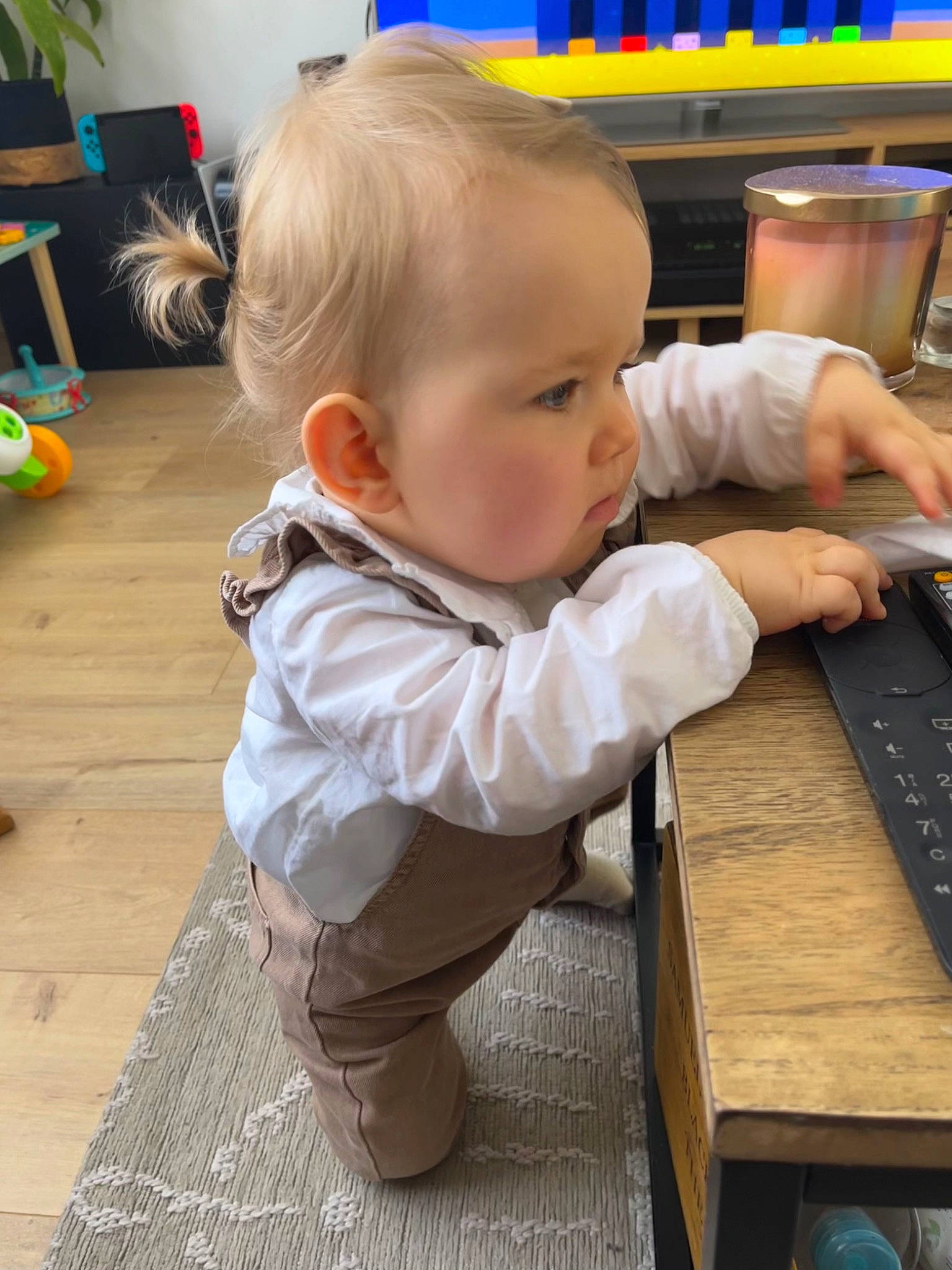 émie participe au concours pour gagner de l'argent avec cette photo : baby, baby_toddler_clothing, chair, child, computer_keyboard, desk, flooring, hardwood, input_device, machine, office_equipment, person, room, shelf, sitting, standing, table, toddler, varnish, wood