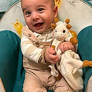 Arel participe au concours pour gagner de l'argent avec cette photo : baby, child, smiling, plush_toy, giraffe, baby_chair, happy, cute, indoors, clothing, overalls, striped_shirt, feet, hands, infant, portrait, toy, seated, person, home