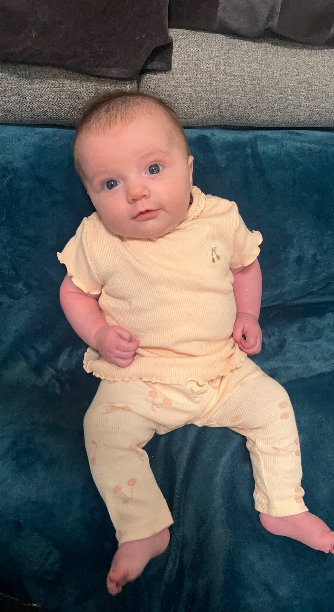 Elya participe au concours pour gagner de l'argent avec cette photo : baby, baby_toddler_clothing, cheek, chest, child, comfort, eye, finger, flesh, flooring, foot, fun, iris, lip, no_expression, nose, person, sitting, skin, sleeve