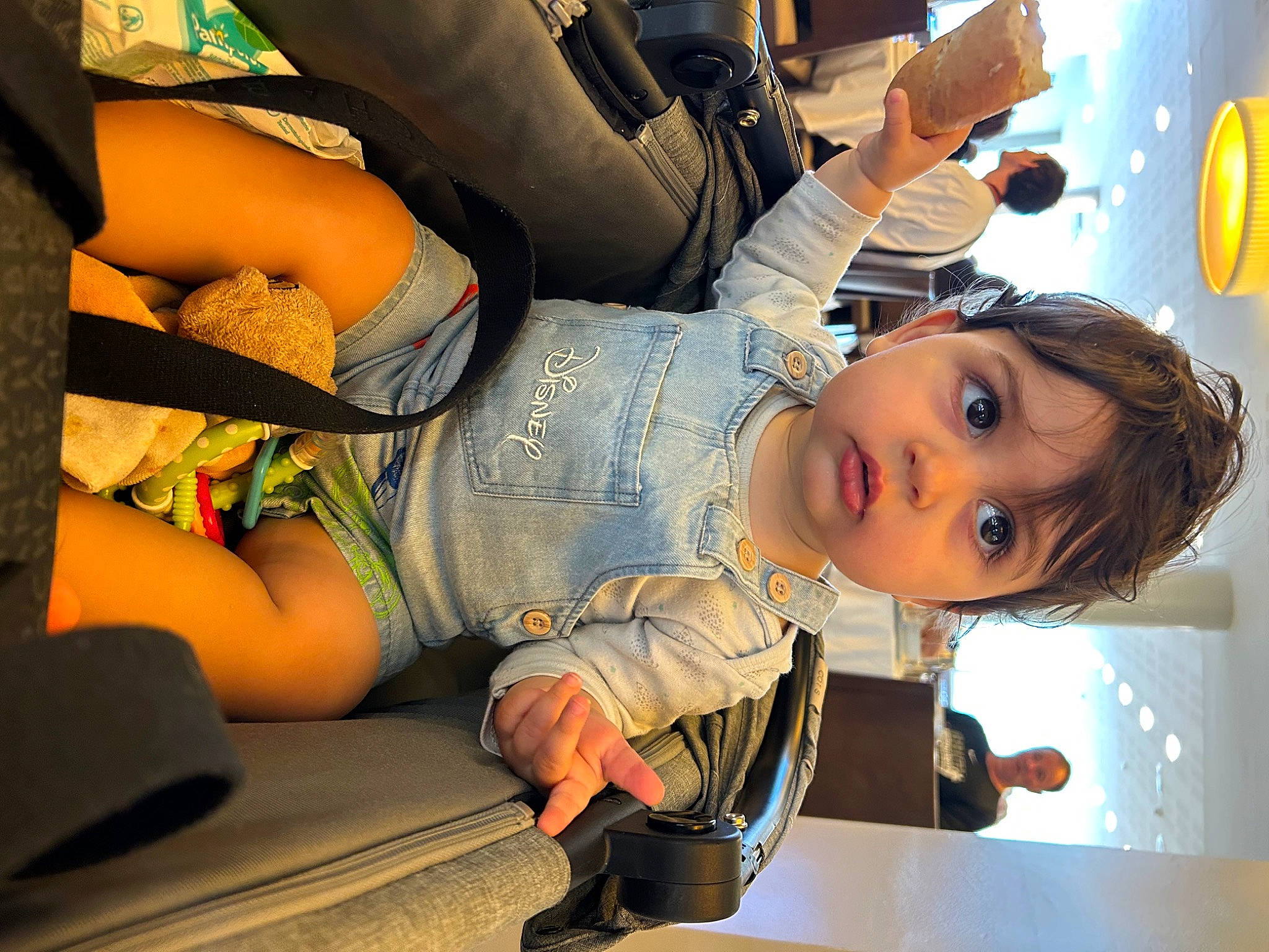 Naël participe au concours pour gagner de l'argent avec cette photo : arm, black_hair, comfort, elbow, eye, eyewear, fun, glasses, happy, human, human_leg, knee, leg, leisure, mouth, person, plant, sunglasses, thigh, toddler