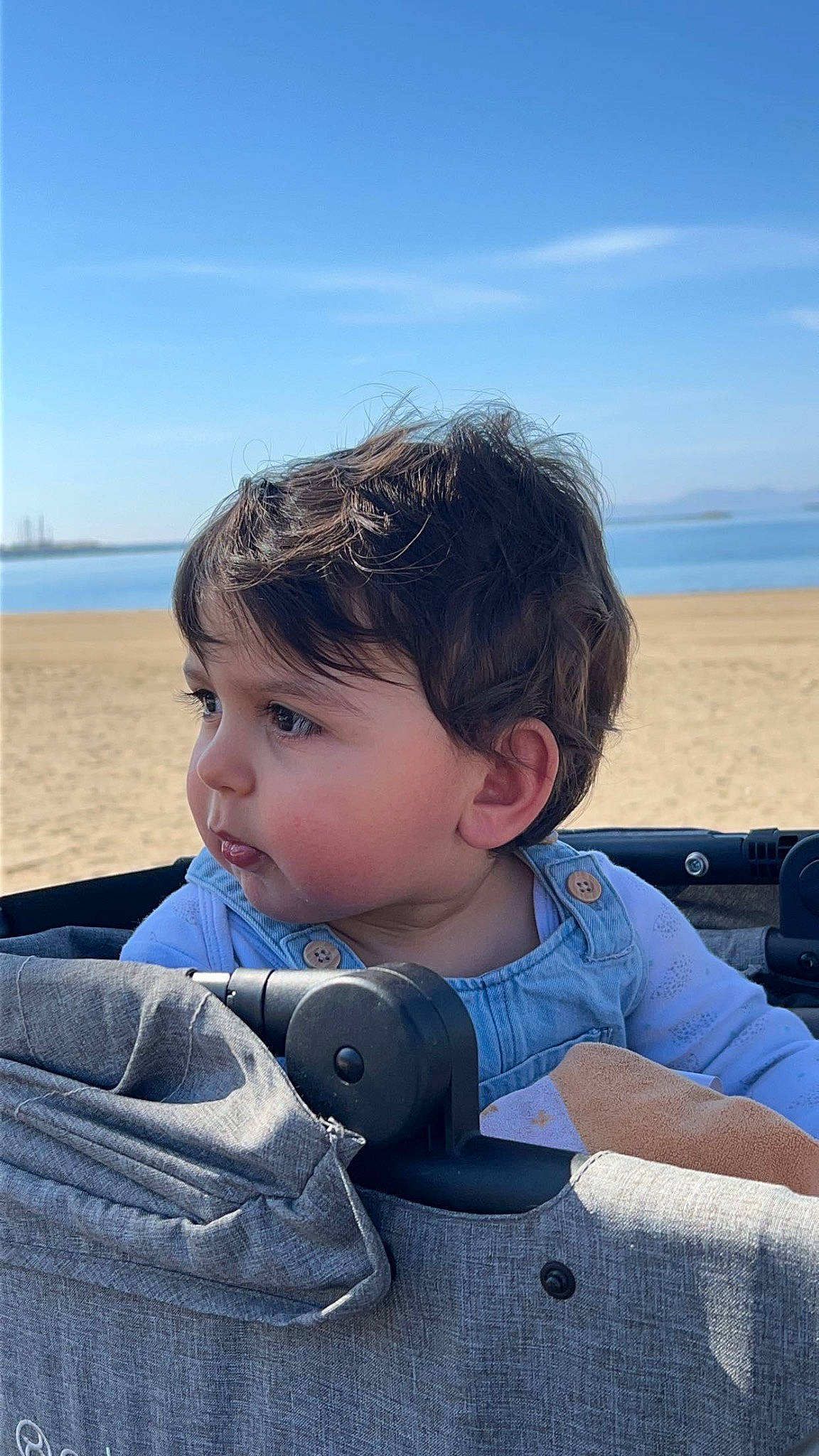 Naël a rejoint le concours — aidez-le/la à gagner de superbes lots ! baby, baby_toddler_clothing, beach, child, comfort, electric_blue, fun, grass, happy, horizon, leisure, ocean, person, personal_protective_equipment, sand, sitting, sky, toddler, tourism, travel
