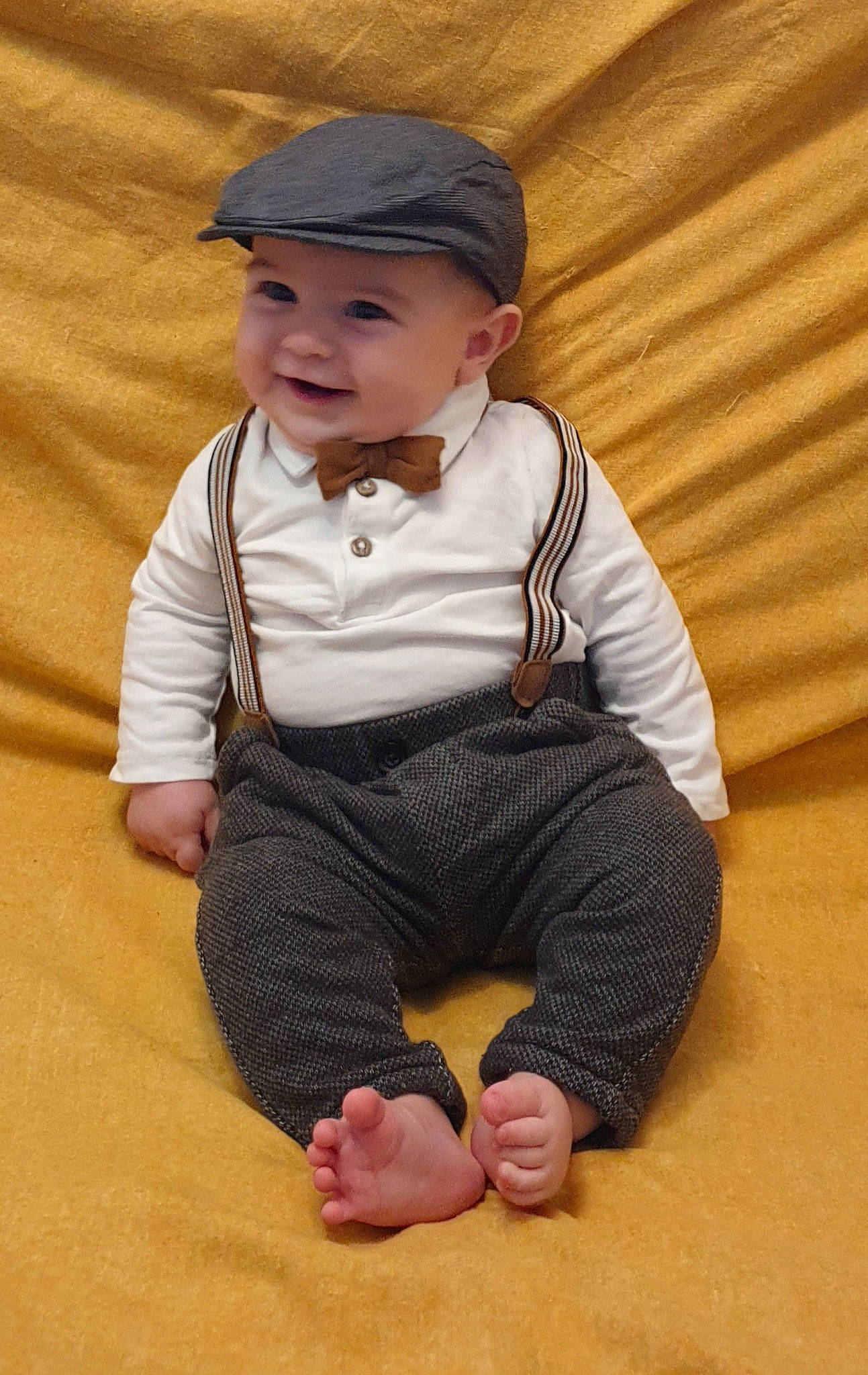 Dean a rejoint le concours — aidez-le/la à gagner de superbes lots ! baby, baby_toddler_clothing, baseball_cap, cap, child, collar, dress_shirt, eye, fashion_accessory, flooring, hat, head, headwear, human_body, joy, pattern, person, sitting, skin, sleeve