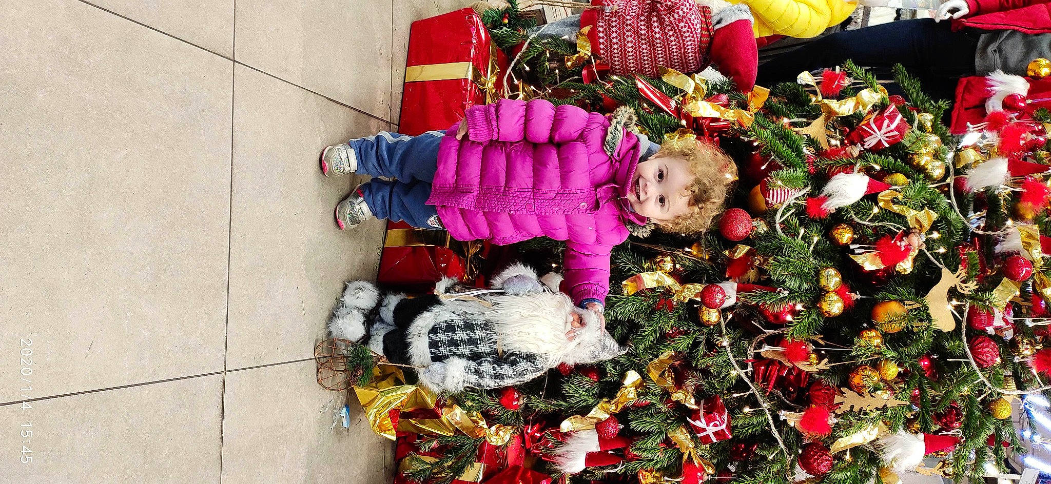 Alicia a rejoint le concours — aidez-le/la à gagner de superbes lots ! baby_toddler_clothing, boot, christmas, christmas_decoration, christmas_eve, christmas_ornament, christmas_tree, conifer, doll, holiday, holiday_ornament, interior_design, joy, ornament, person, present, sock, stuffed_toy, teddy_bear, tile