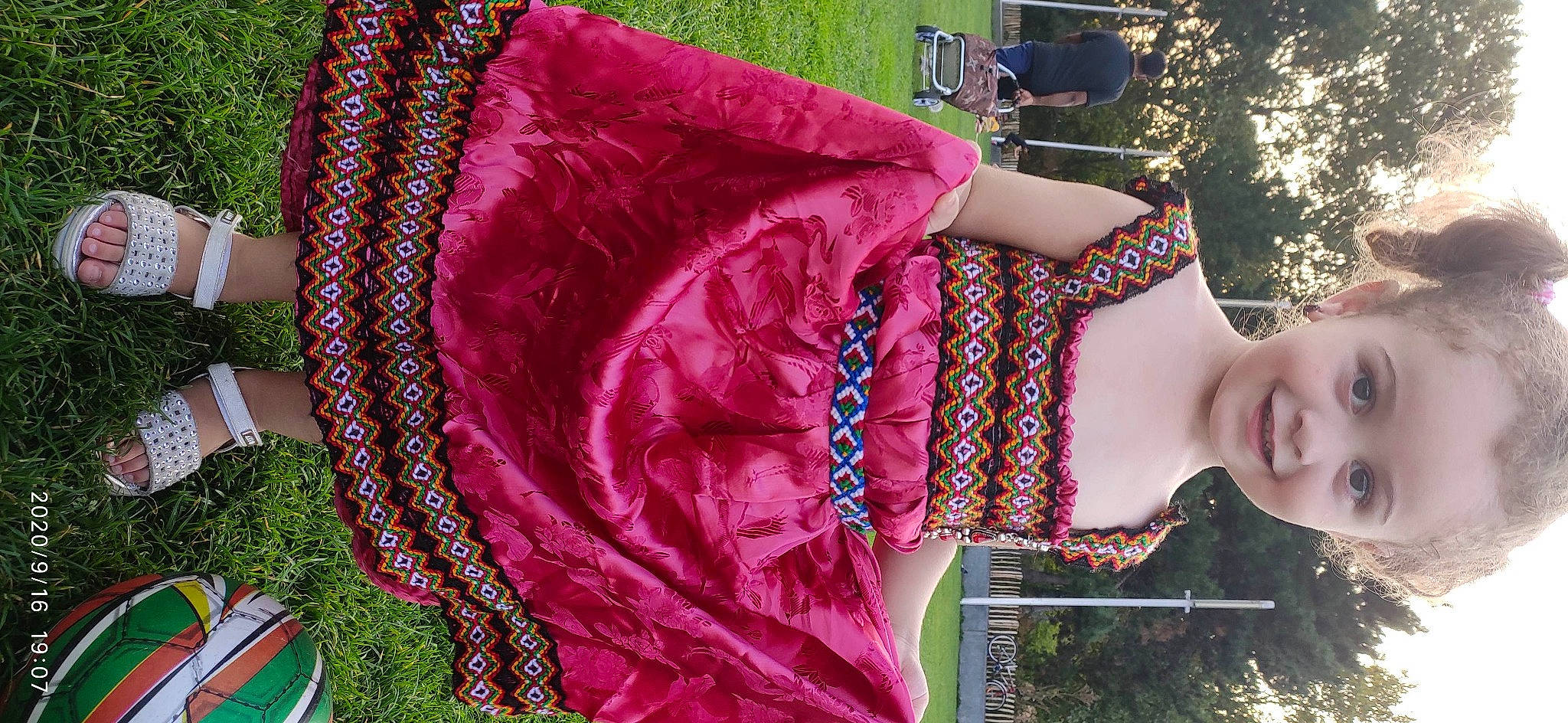 Alicia participe au concours pour gagner de l'argent avec cette photo : day_dress, joy, linens, magenta, maroon, pattern, person, pink, purple, spring, style, summer, textile