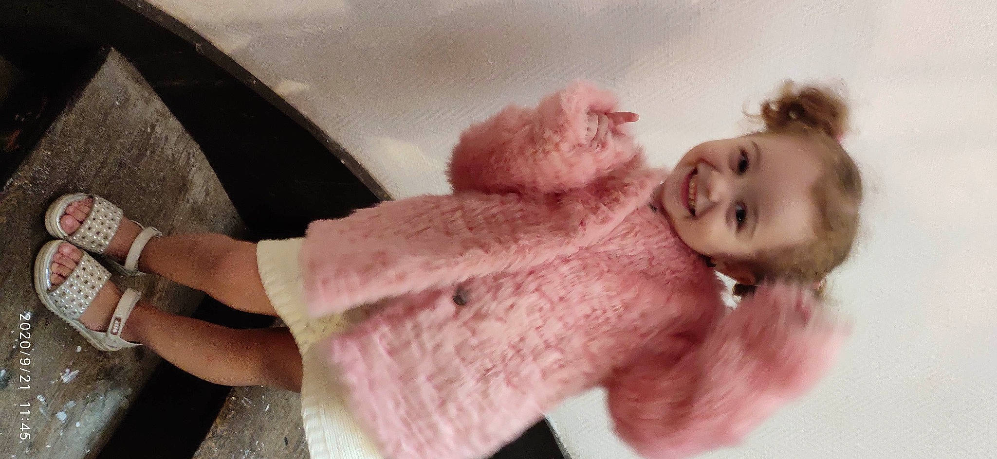 Alicia a rejoint le concours — aidez-le/la à gagner de superbes lots ! animal_product, baby_toddler_clothing, craft, creative_arts, eyelash, finger, fur, fur_clothing, gesture, hair_accessory, joy, nail, natural_material, person, pink, plush, skin, stuffed_toy, textile, thumb