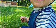 Eliott participe au concours pour gagner de l'argent avec cette photo : toddler, child, smiling, grass, outdoor, blue_hat, striped_shirt, sunlight, happy, greenery, playground, nature, baby, cute, summer, person, portrait, daylight, cheerful, sitting