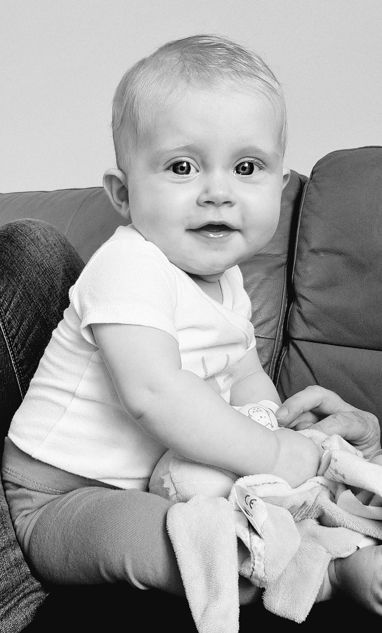 Elyna participe au concours pour gagner de l'argent avec cette photo : baby, baby_toddler_clothing, beauty, black, black_and_white, cheek, comfort, elbow, flash_photography, happy, monochrome, monochrome_photography, person, sitting, skin, sleeve, smile, standing, style, toddler