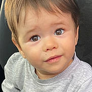 Thiméo a rejoint le concours — aidez-le/la à gagner de superbes lots ! child, toddler, baby, face, brown_hair, big_eyes, eyelashes, looking_up, slight_smile, sweater, animal_print, cartoon_design, car_seat, portrait, close_up, cheek, skin, shoulder, adorable, curious