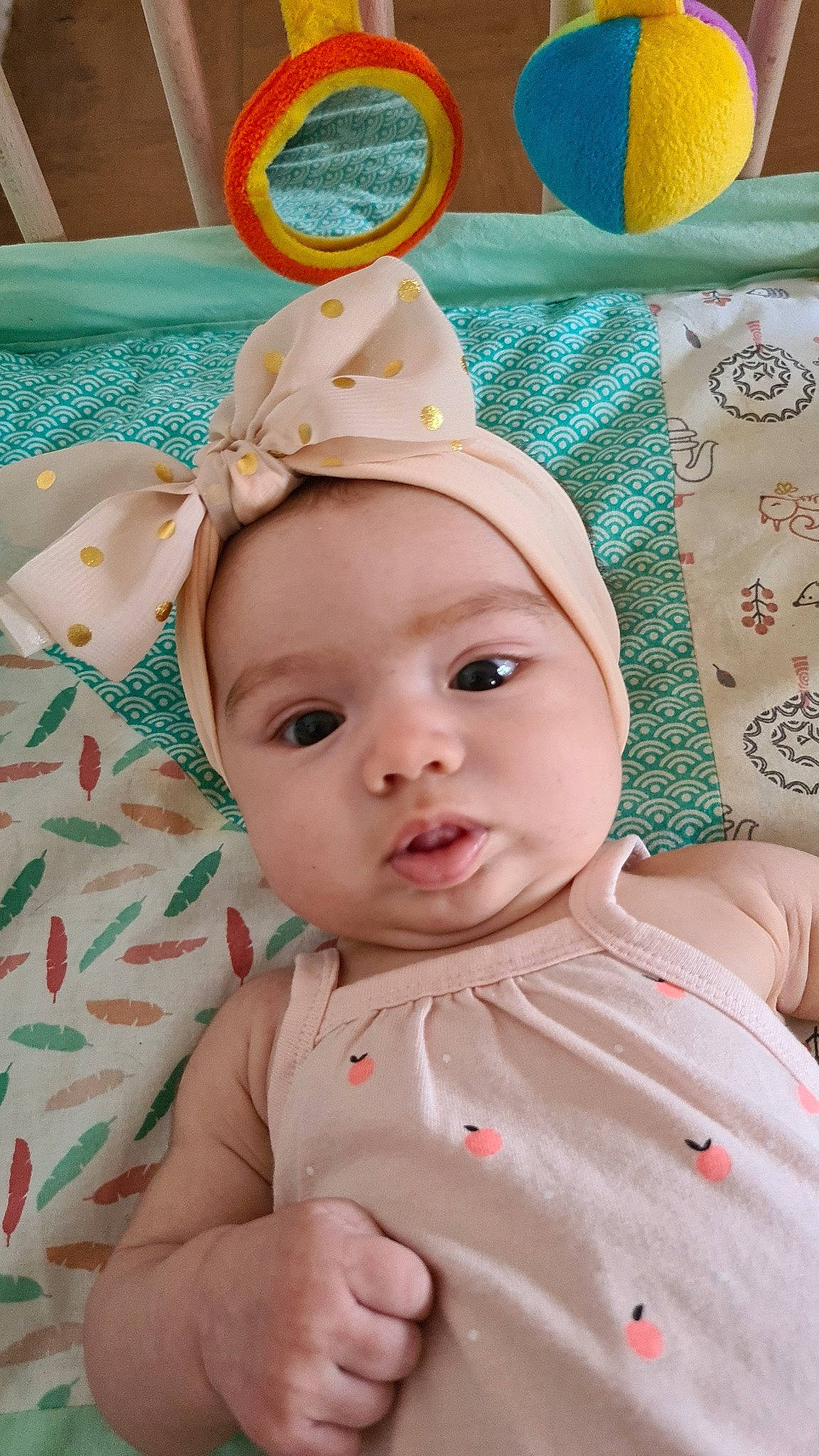 Ava a rejoint le concours — aidez-le/la à gagner de superbes lots ! baby, baby_products, baby_toddler_clothing, blue, cap, cheek, child, fashion_accessory, fun, green, happy, hat, head, headwear, linens, pattern, person, pink, skin, textile