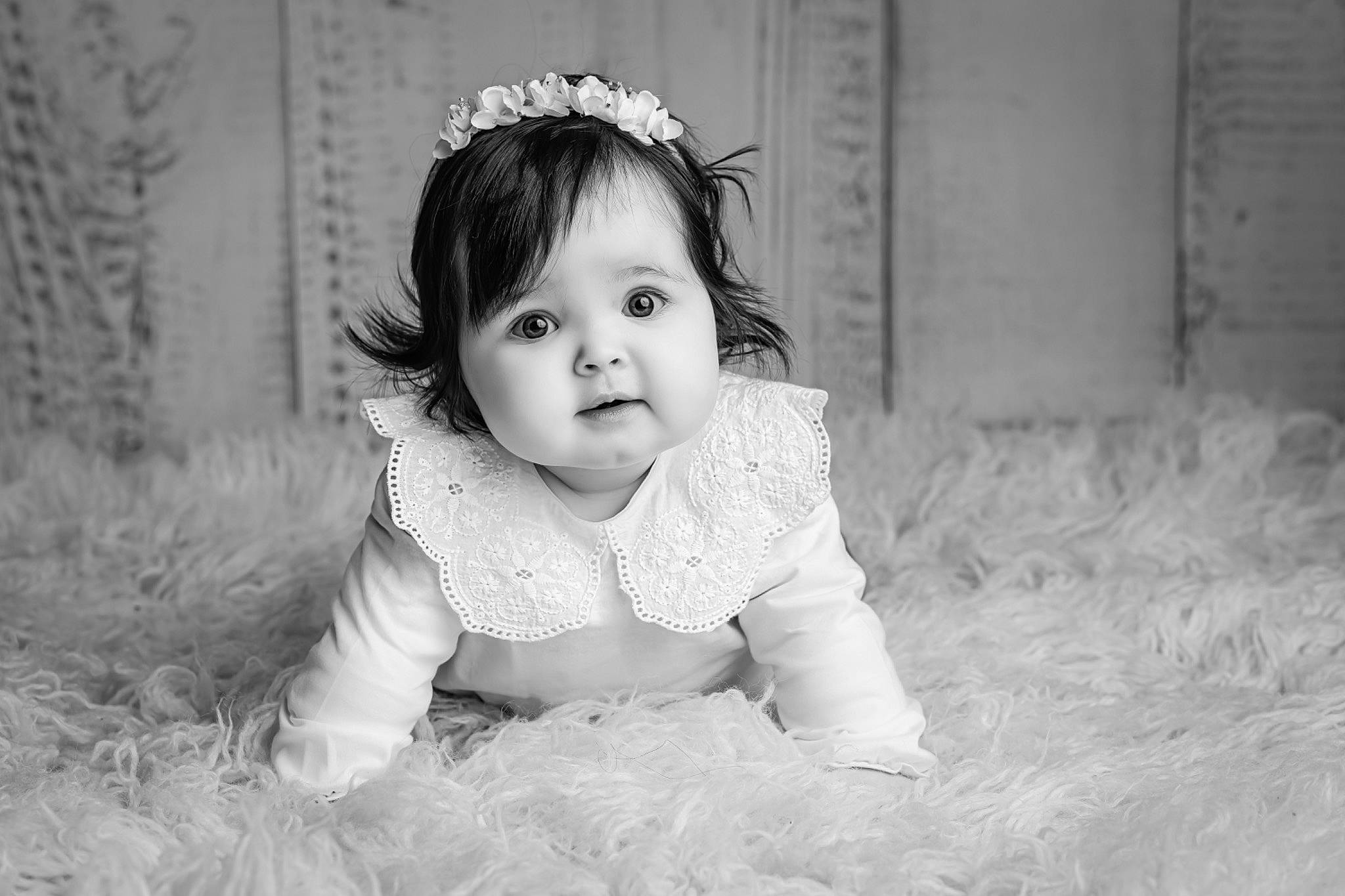 Victoire a rejoint le concours — aidez-le/la à gagner de superbes lots ! baby, baby_toddler_clothing, black_and_white, child, eye, flash_photography, flooring, fun, grass, happy, headpiece, iris, monochrome, monochrome_photography, person, plant, skin, sleeve, smile, toddler