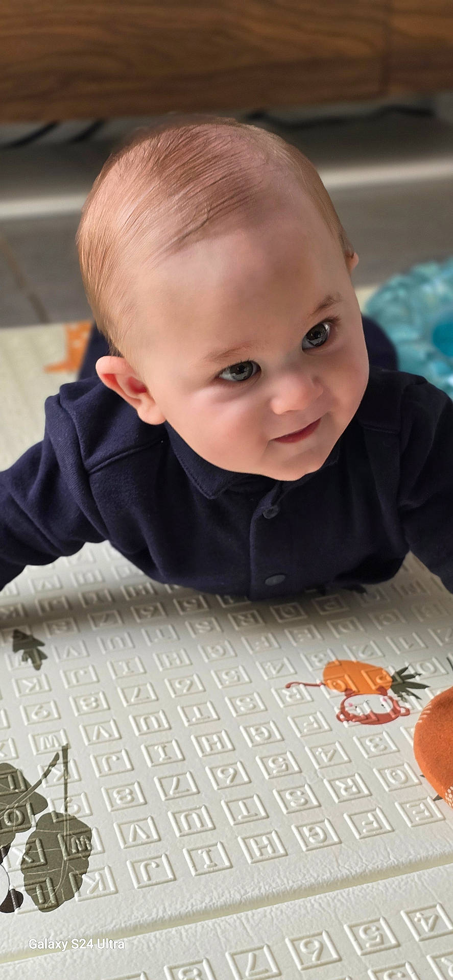 Pablo participe au concours pour gagner de l'argent avec cette photo : applique, baby, babycrawling, bodypart, crawling, face, finger, hand, head, homedecor, mat, newborn, pattern, person, photography, portrait, quilt, reading, sitting, tile