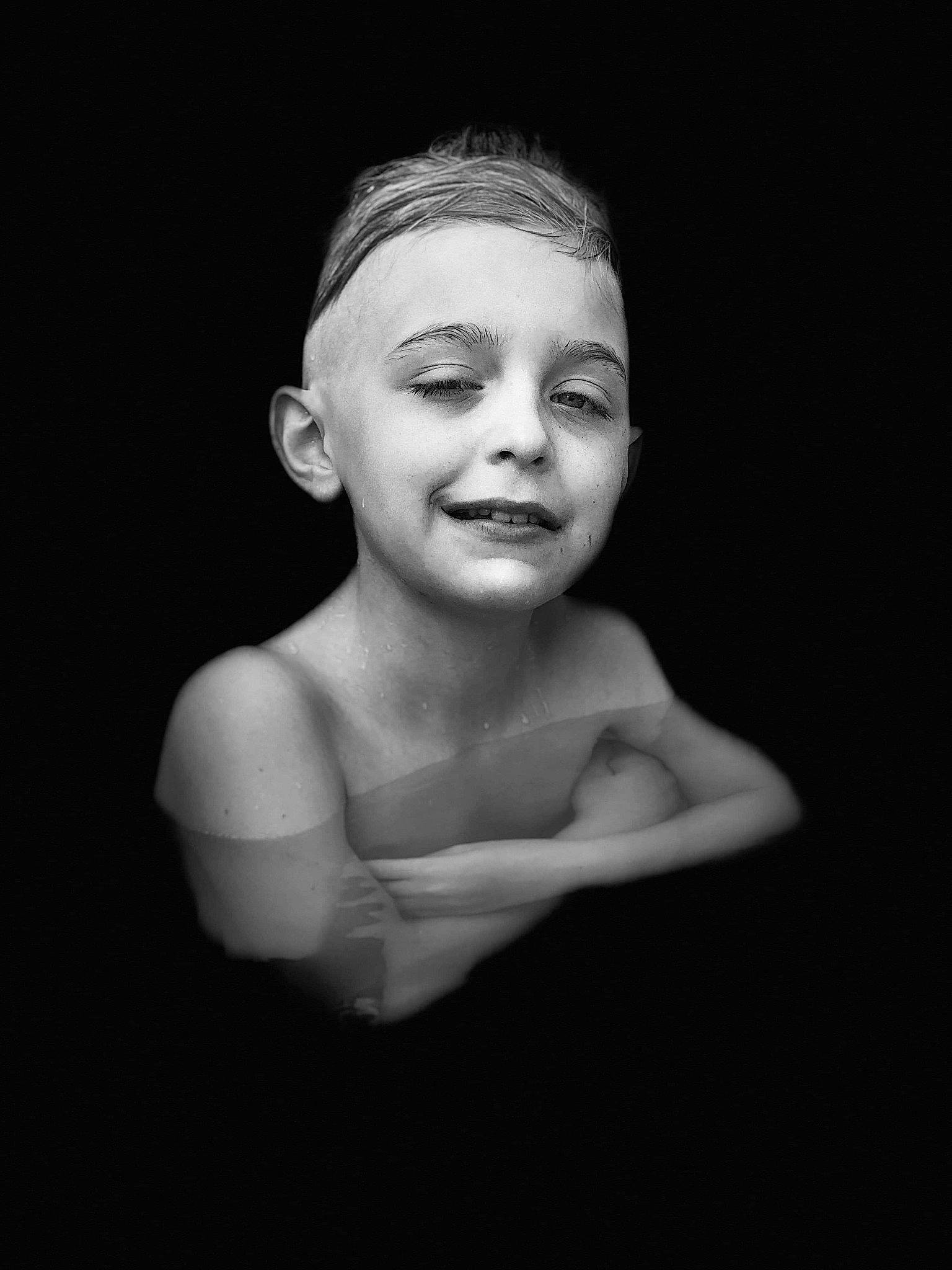 Noah a rejoint le concours — aidez-le/la à gagner de superbes lots ! arm, black, black_and_white, cheek, child, chin, eye, face, facial_expression, flash_photography, forehead, head, joy, lip, monochrome, monochrome_photography, person, photograph, photography, portrait