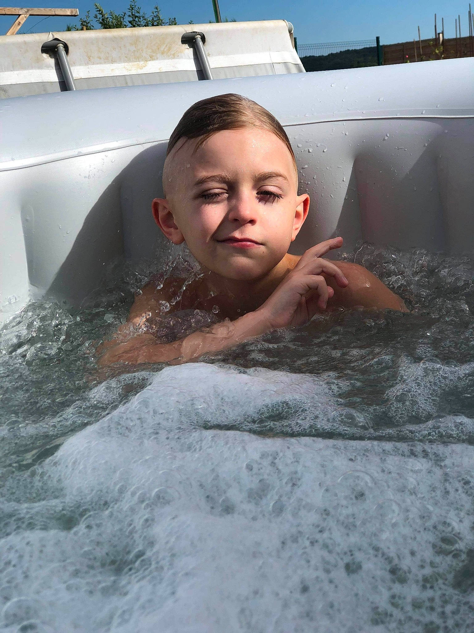 Noah participe au concours pour gagner de l'argent avec cette photo : bathing, bathtub, child, fun, jacuzzi, leisure, person, recreation, smile, swimming_pool, vacation, water