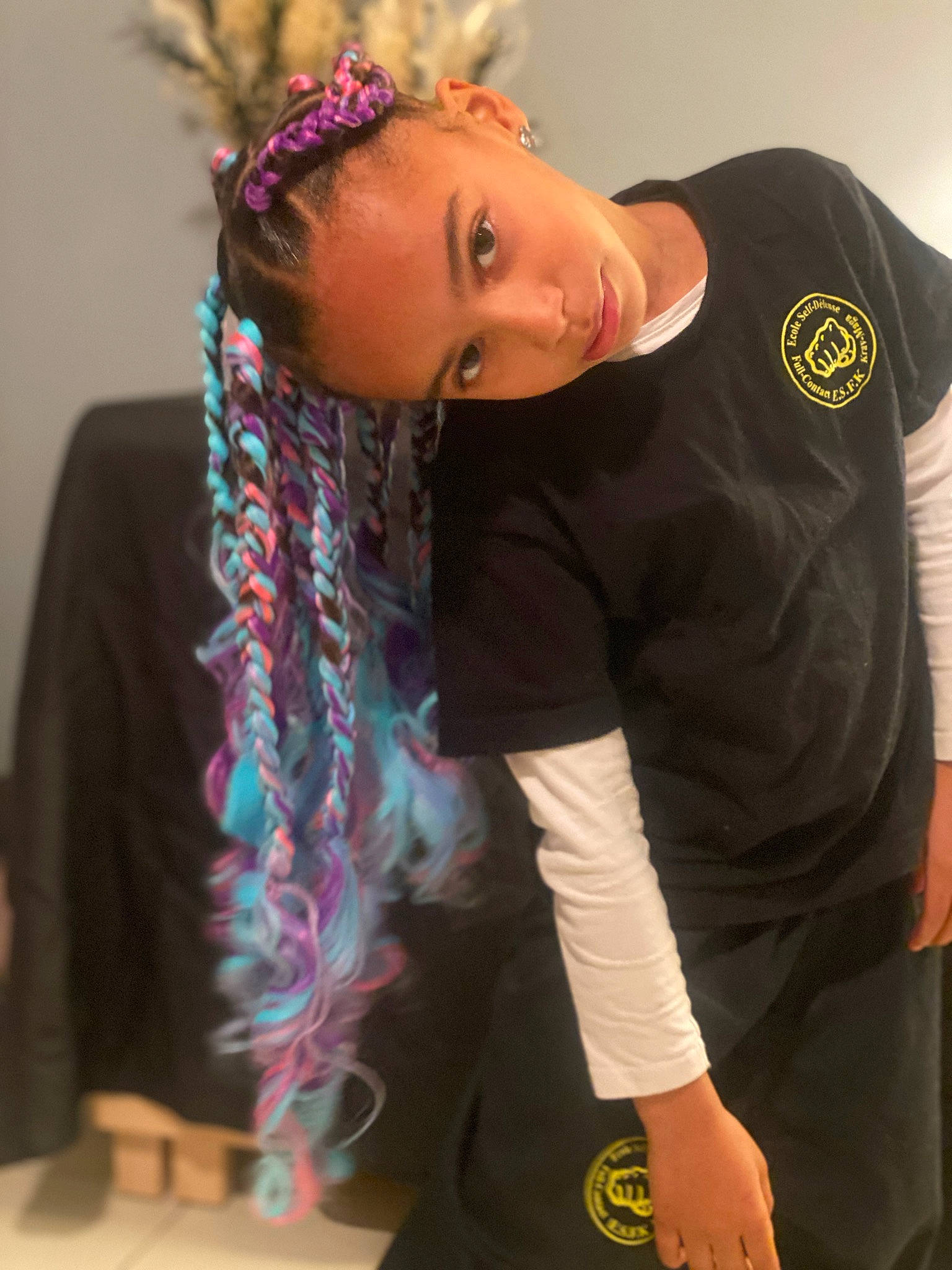 Maïly participe au concours pour gagner de l'argent avec cette photo : chest, cool, earrings, elbow, electric_blue, event, eyewear, fashion_accessory, fashion_design, fun, hair_coloring, jewellery, joint, magenta, outerwear, pattern, person, sleeve, sportswear, street_fashion