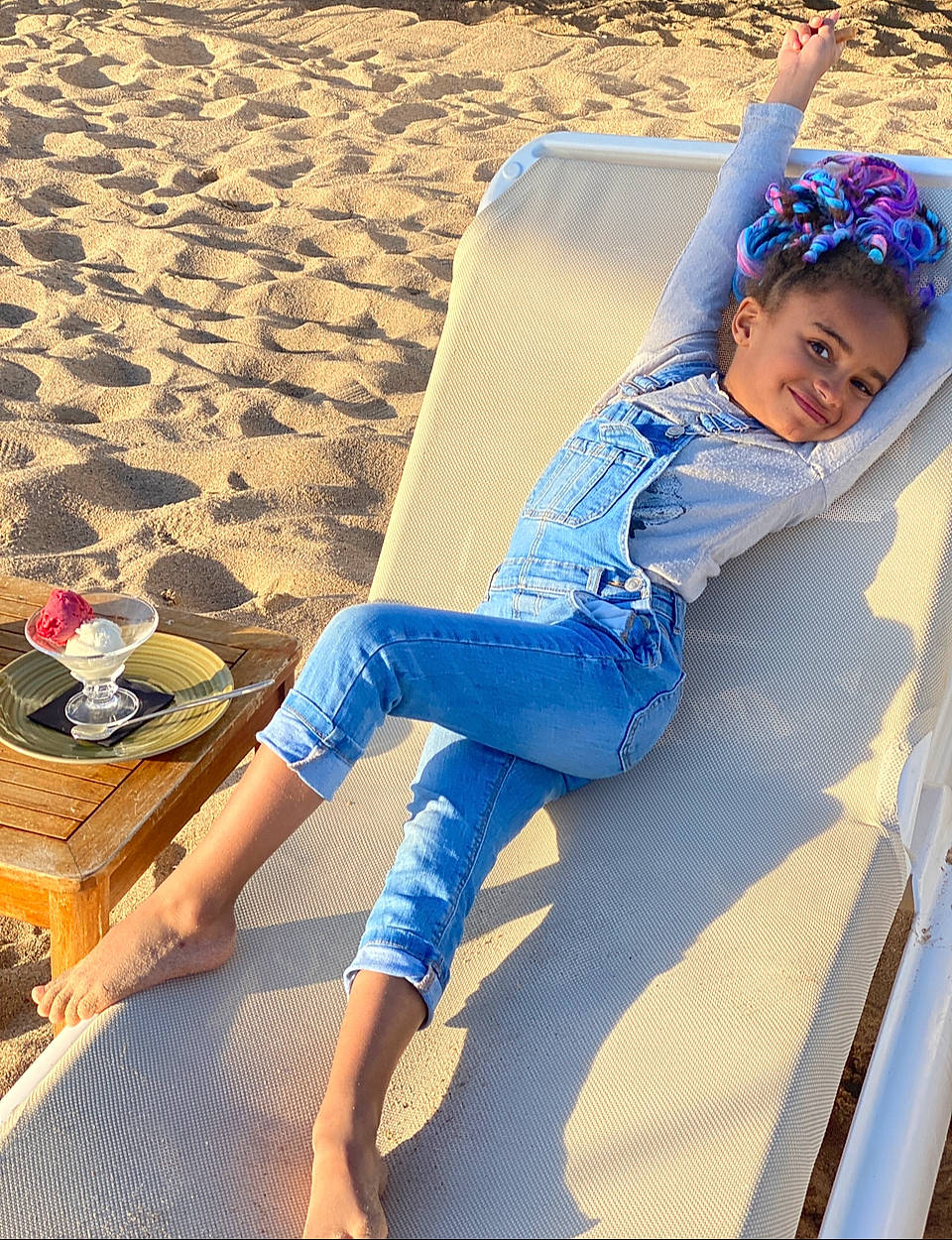 Maïly a rejoint le concours — aidez-le/la à gagner de superbes lots ! azure, barefoot, beach, beauty, comfort, denim, electric_blue, foot, fun, human_leg, joy, knee, leg, leisure, outdoor_furniture, pattern, person, sitting, street_fashion, summer