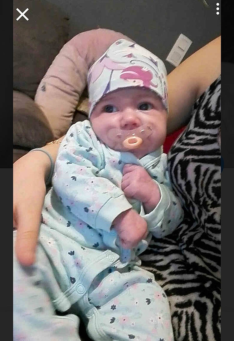 Lona. a rejoint le concours — aidez-le/la à gagner de superbes lots ! arm, cap, child, cool, day, girl, head, headgear, headwear, human, infant, person, product, skin, toddler