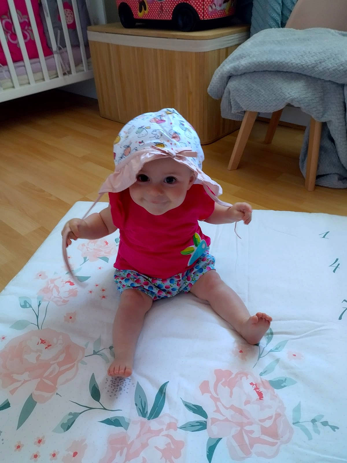 Margot participe au concours pour gagner de l'argent avec cette photo : baby, baby_toddler_clothing, cap, child, floor, flooring, fun, hat, headwear, leisure, person, pink, room, skin, textile, thigh, tire, toddler, wheel, white