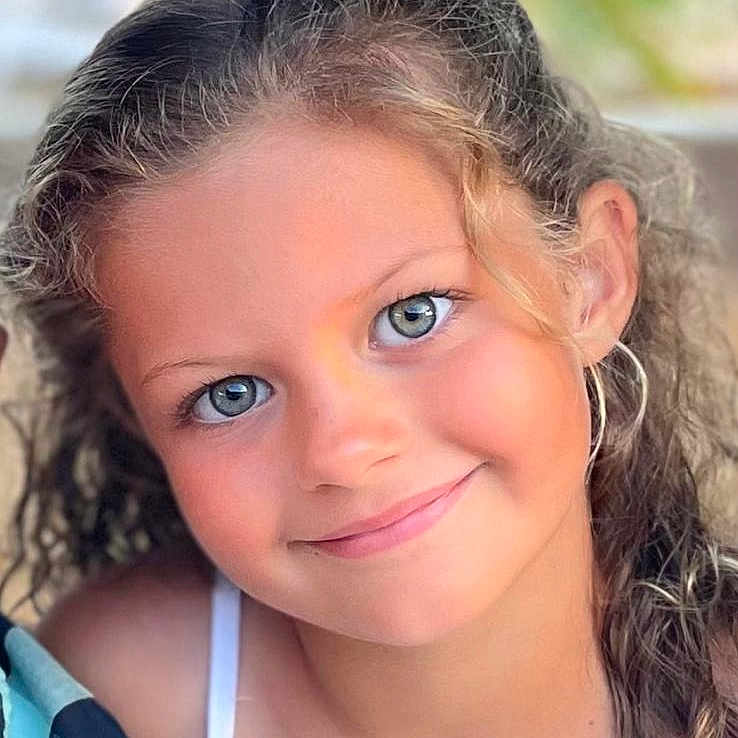 Inès a rejoint le concours — aidez-le/la à gagner de superbes lots ! accessories, blonde, bodypart, child, dimples, earring, face, female, girl, hair, happy, head, jewelry, neck, person, photography, portrait, selfie, skin, smile