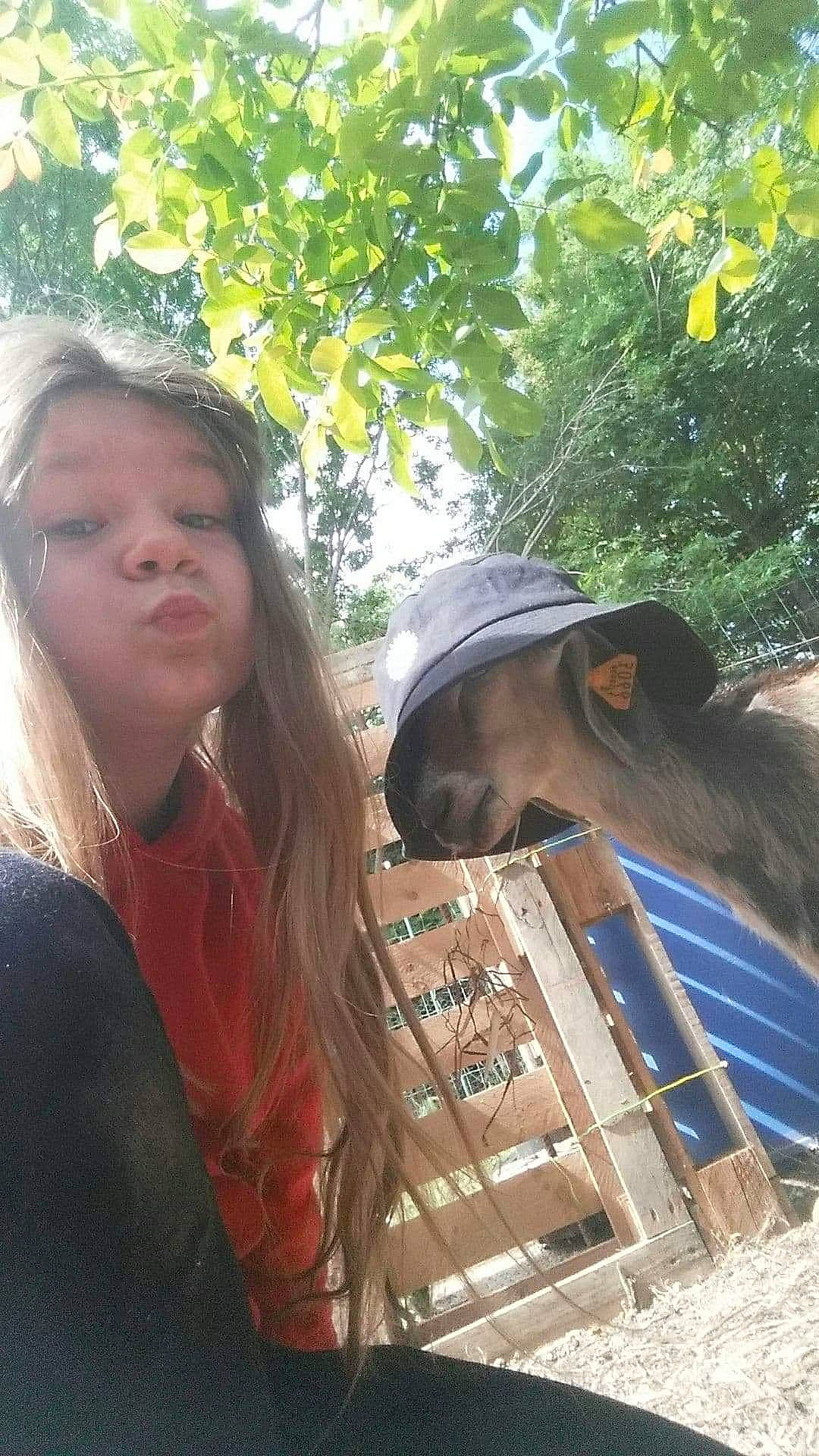 Jesus participe au concours pour gagner de l'argent avec cette photo : fun, long_hair, photography, plant, smile, tree