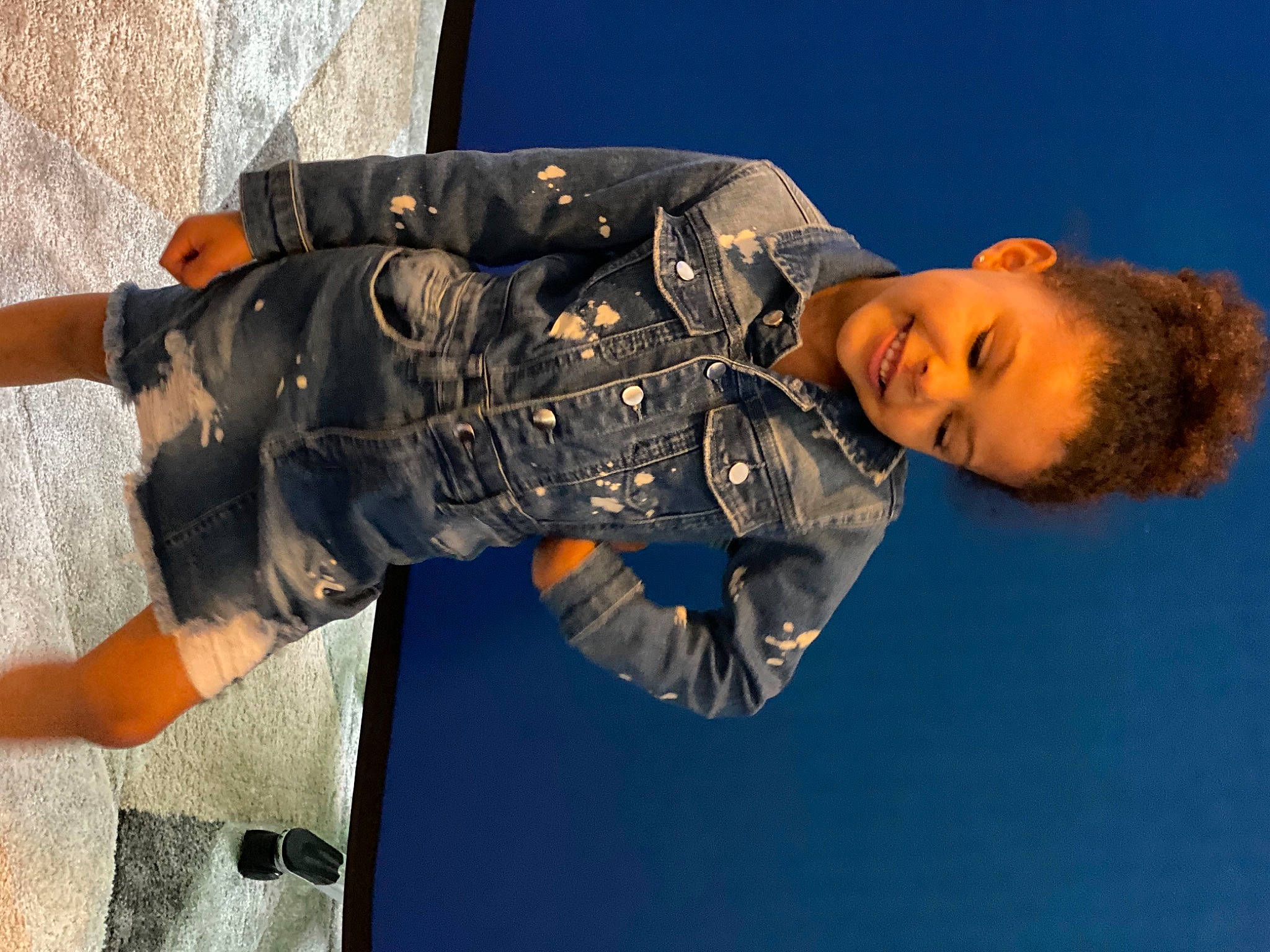 Isabelle is registered to the contest to win money with this photo: backpack, bag, denim, elbow, electric_blue, fashion_accessory, flash_photography, fun, gesture, glove, happy, jacket, joy, luggage_and_bags, person, personal_protective_equipment, sky, sleeve, smile, street_fashion