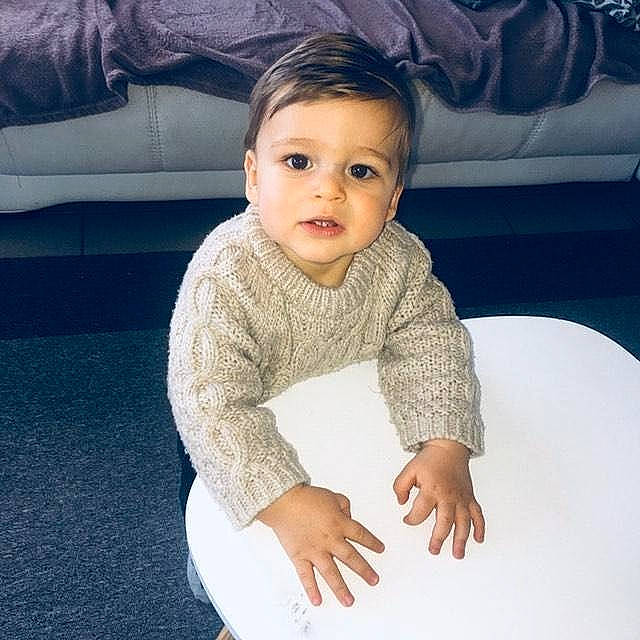 Ricardo participe au concours pour gagner de l'argent avec cette photo : arm, baby, beauty, cheek, child, cool, eye, face, facial_expression, happy, head, lip, nose, outerwear, person, play, sitting, skin, sleeve, smile