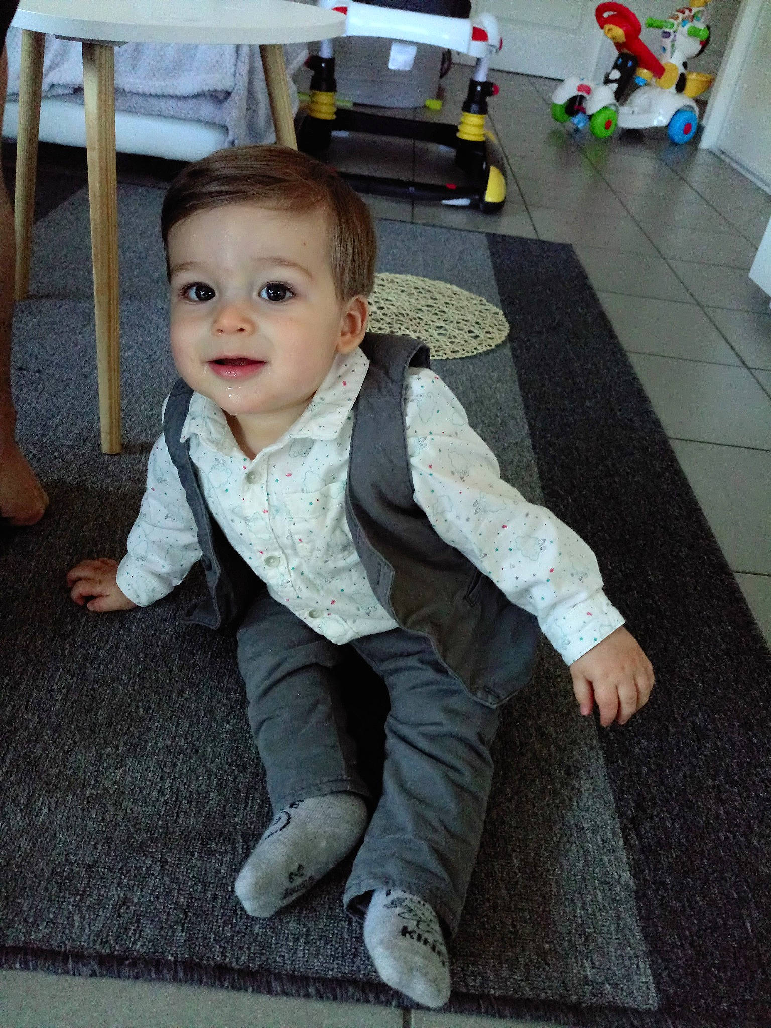 Ricardo a rejoint le concours — aidez-le/la à gagner de superbes lots ! baby, cheek, child, floor, flooring, outerwear, person, play, sitting, skin, smile, snapshot, standing, toddler